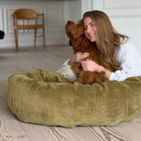 Elva hundekurven i oliven – bred fløjl – Large 85ø